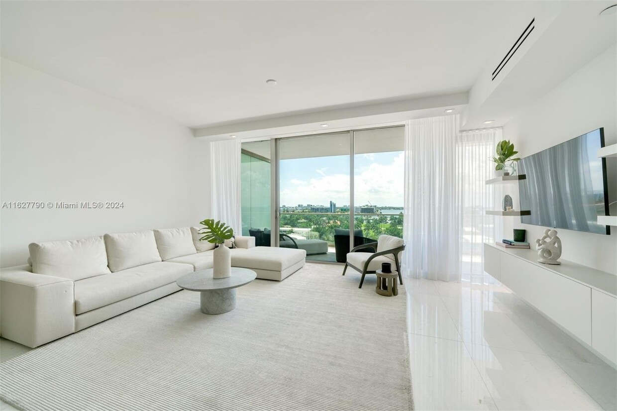 Foto principal - 10203 Collins Ave