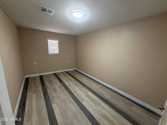 Foto del edificio - 5810 W Earll Dr