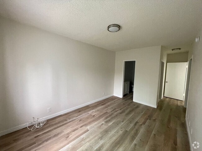 Building Photo - 13115 Oxnard St