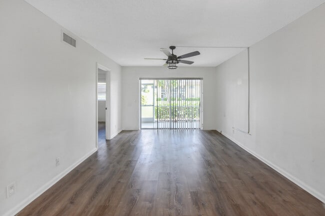 Foto del edificio - 9851 Sandalfoot Blvd