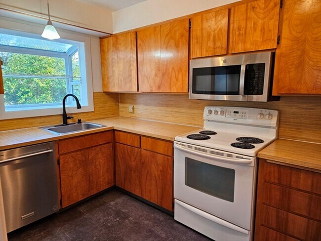 Foto del edificio - 4Bd/2Ba Two Story Home - For Viewing!