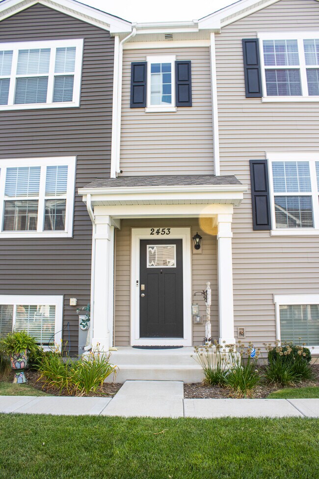 Building Photo - 2453 Bella Dr