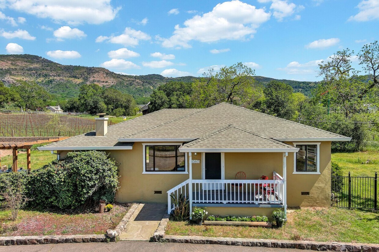 Primary Photo - 2 bedroom 1 bath home on 1.5 acres w/ Vine...