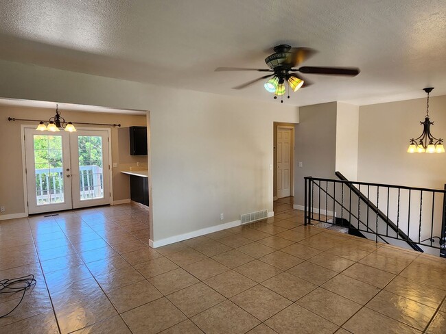 Building Photo - Great 4 Bed 2 Bath Home in West Jordan