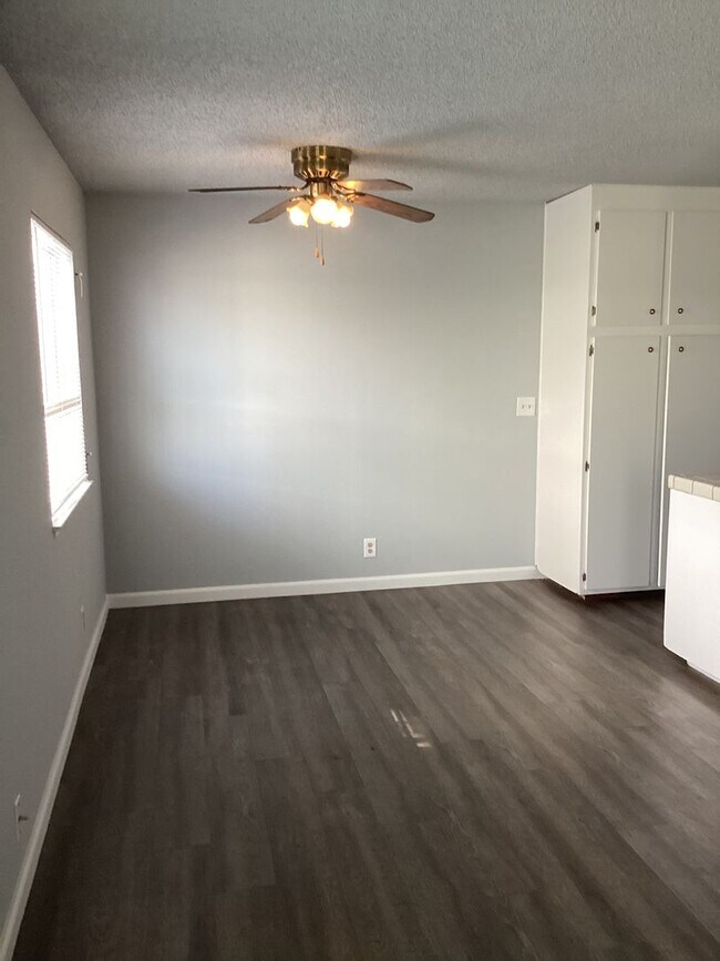 Foto del edificio - New Listing! Cute 2 Bedroom, 1 Bath, Avail...