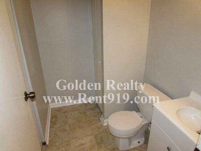 Building Photo - MOVE IN READY, END UNIT in Raleigh!!