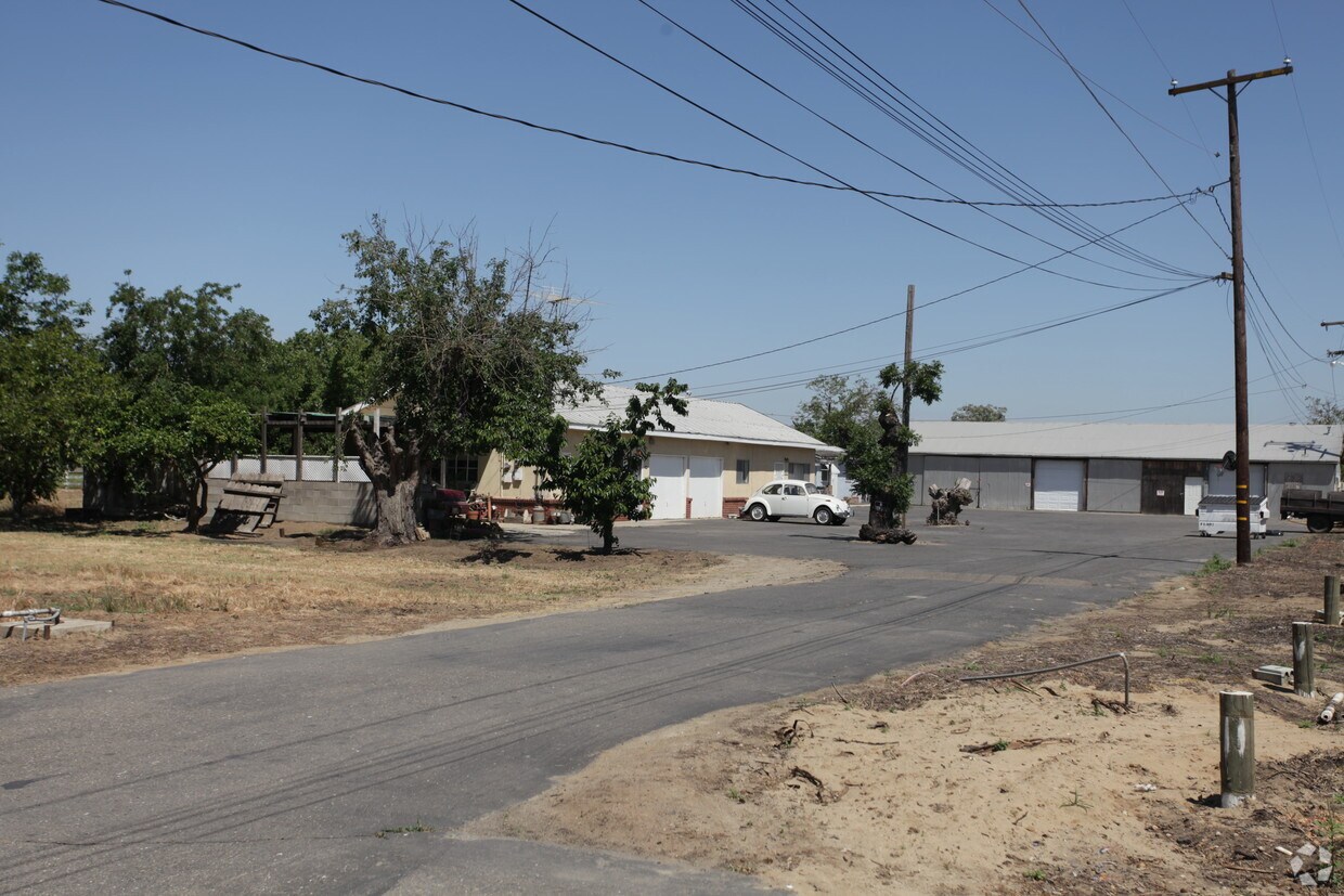 Foto del edificio - 5321-5351 Yosemite Blvd