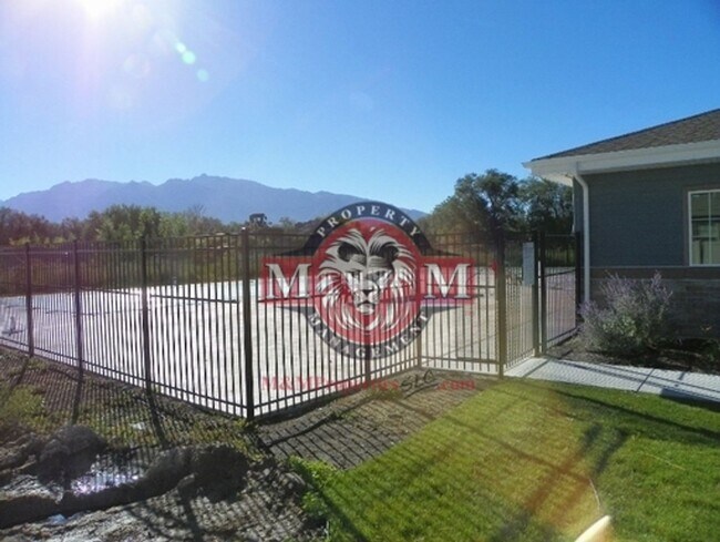 Building Photo - 3 Bd 3.5 Bath 2 Car Garage Townhome in Sandy