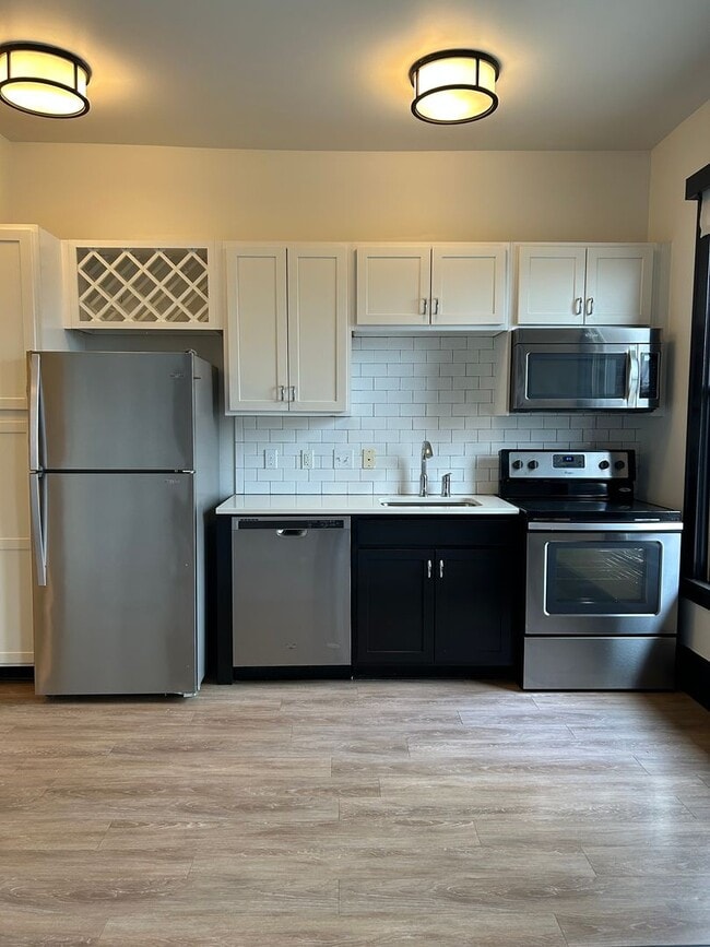 Building Photo - Adorable Studio Apartment in Downtown Omaha