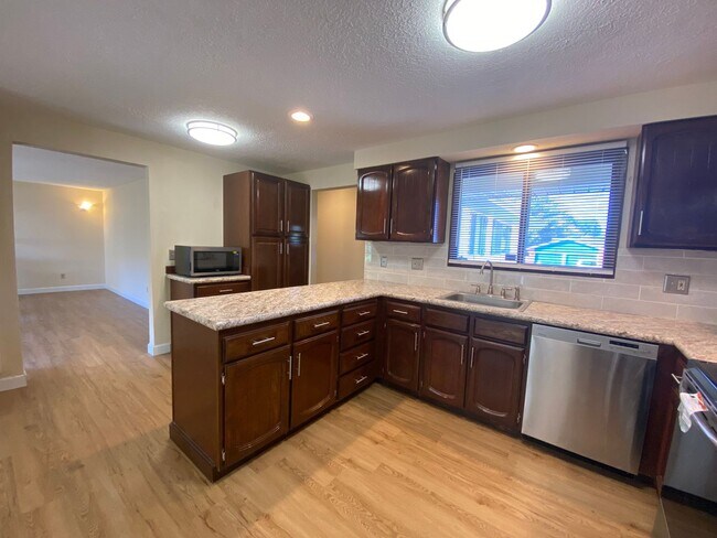Building Photo - Newly Remodeled 3 Bedroom Gresham Home!!