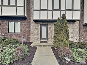 Building Photo - 1204 Hillwood Private Cove