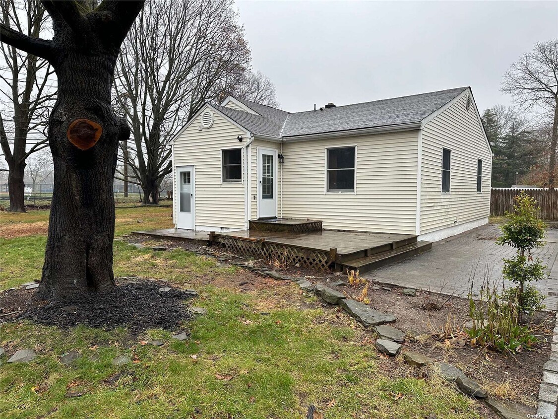 64 Woodlawn Ave, Saint James, NY 11780 House Rental in Saint James