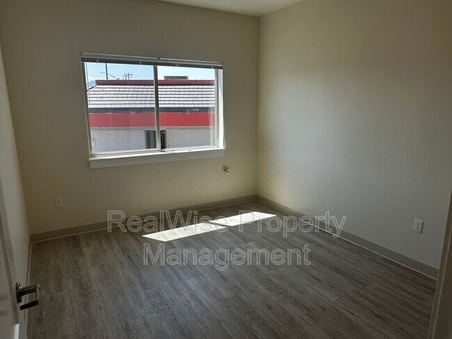 Building Photo - 1935 Table Rock Rd