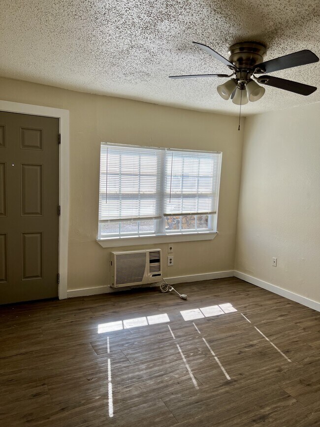 Foto del edificio - 1551 E Haskell St