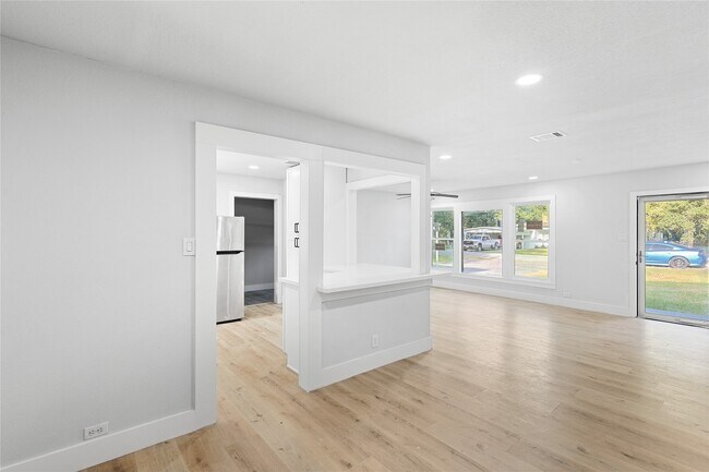 Building Photo - 6714 E Bayou Dr