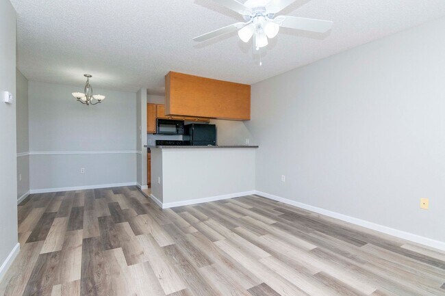 Foto del edificio - Lake Front - 2nd Floor - Upgraded- 1 Bedroom 1 Bathroom for Rent in Brandon, FL
