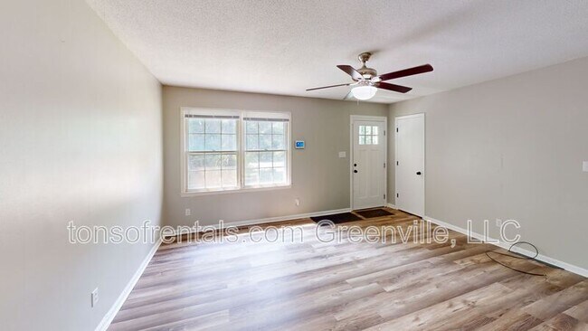 Building Photo - 205 Carlton Dr