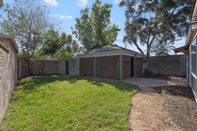 Foto del edificio - 16106 New Field Dr