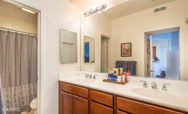 Building Photo - 2 br, 2.5 bath Townhome - 1670 E Palomar St