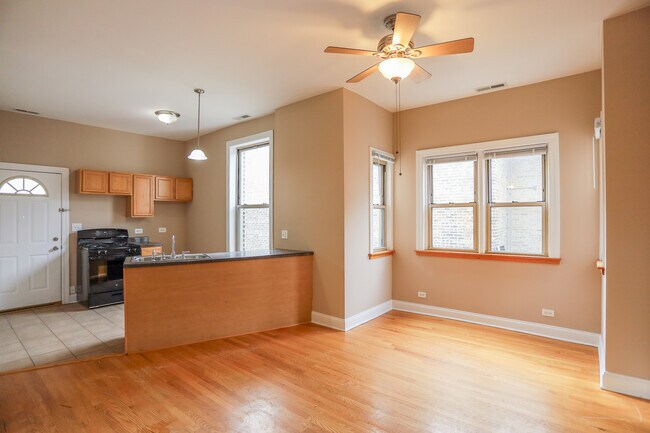Foto del edificio - 1739 W Addison St