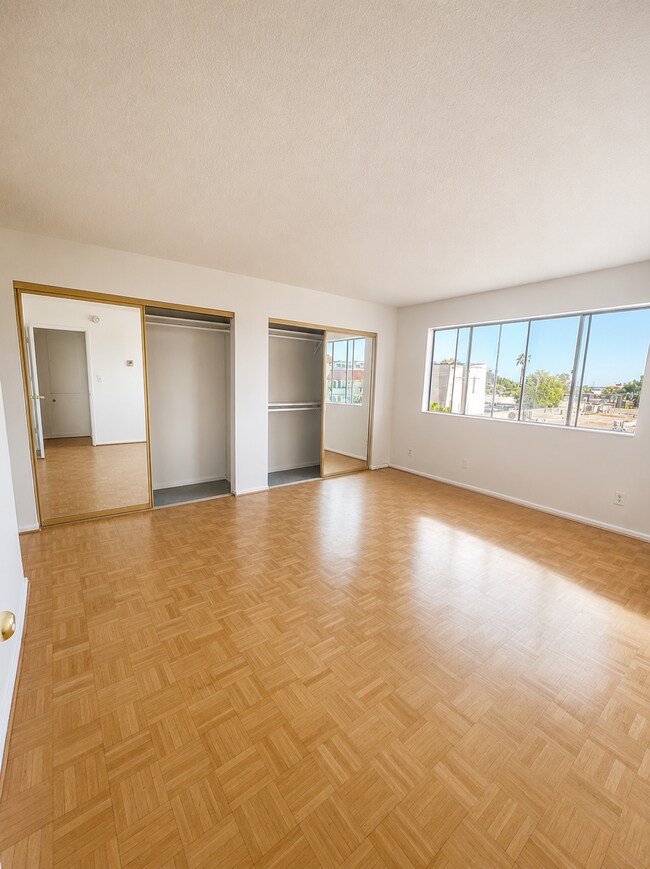 Foto del edificio - 1344 N Martel Ave