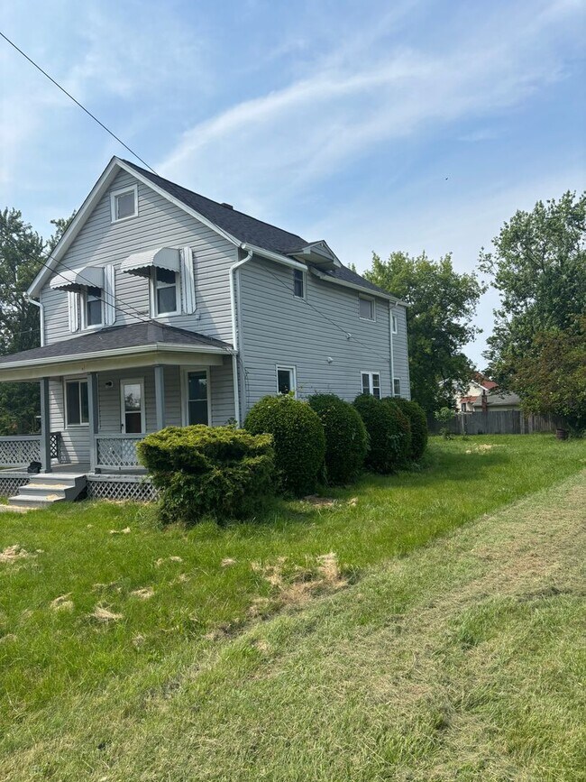 Building Photo - Section 8 welcome, 4bd 2 bath