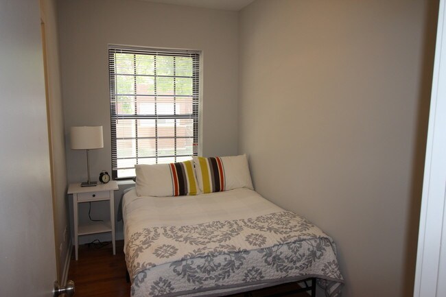 Foto del edificio - 3104 W Sunnyside Ave