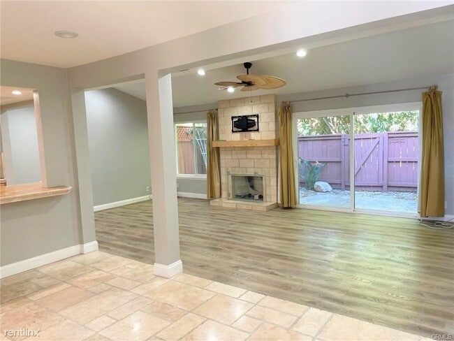 Building Photo - 3 br, 2.5 bath House - 380 Plaza Estival