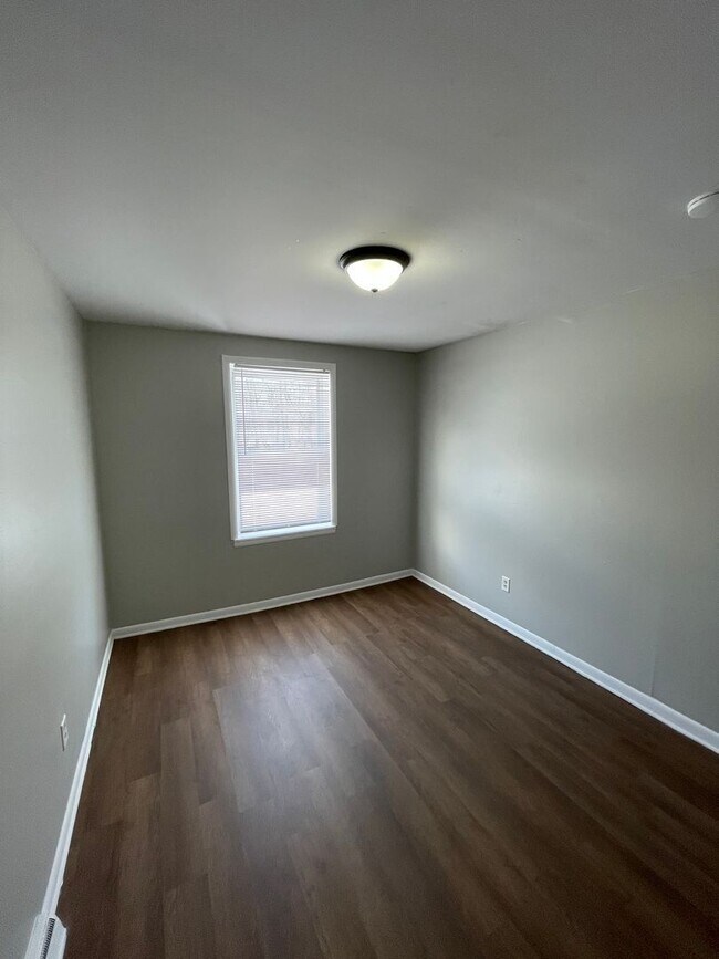 Foto del edificio - 8497 Douglas Ave