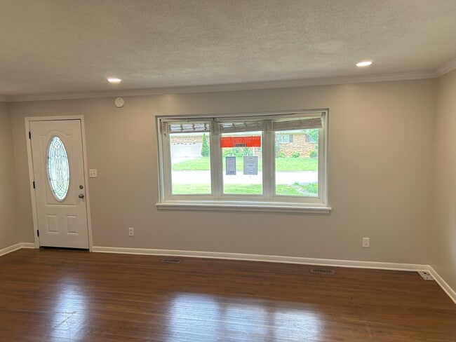 Building Photo - 2109 Villaret Dr SW