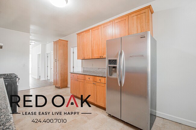 Building Photo - 731 W 46th St