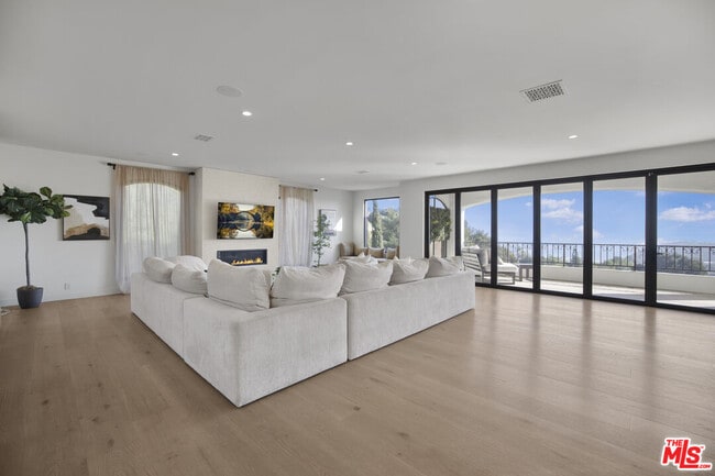 Building Photo - 7212 Mulholland Dr