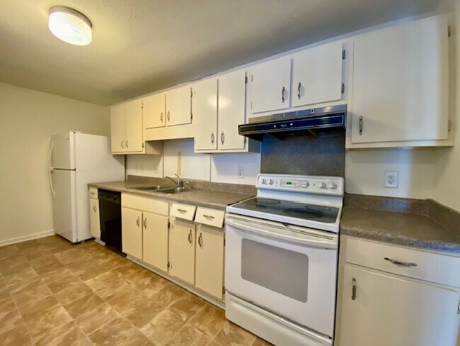 Building Photo - High Meadow Condos  Spacious 2bed/2bath gr...