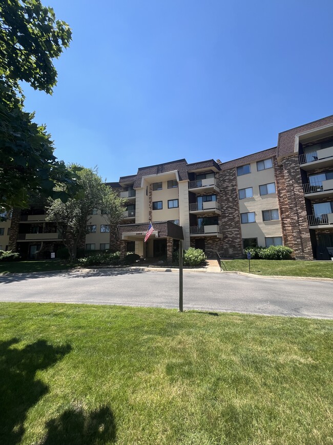 Building Photo - 3350 N Carriageway Dr