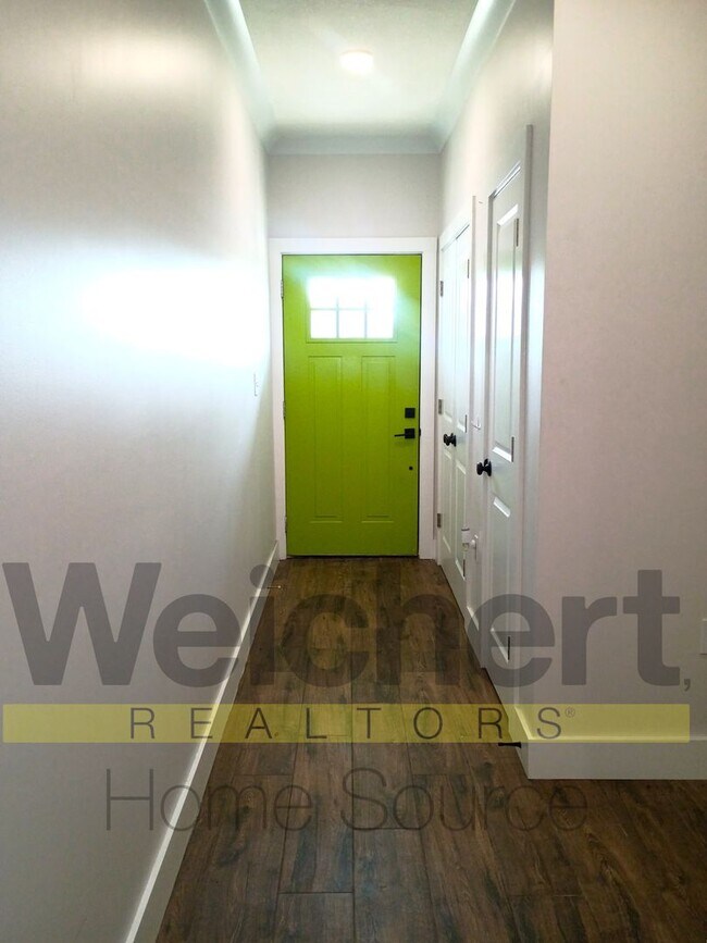 Foto del edificio - Stylish Downtown 1-Bedroom with Modern Updates