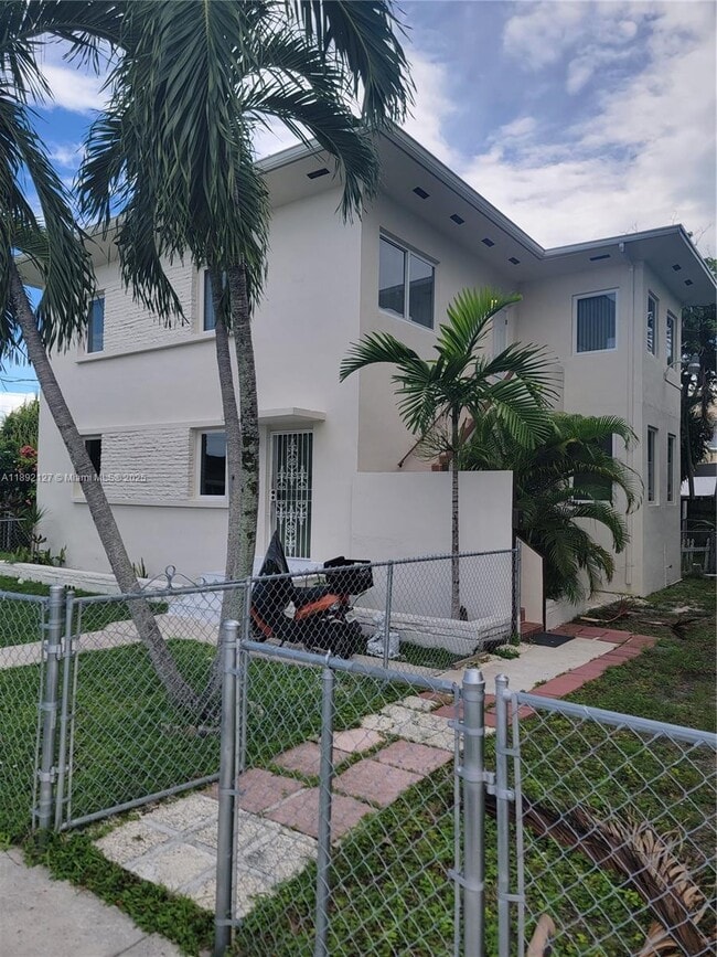 Building Photo - 2452 SW 5th St