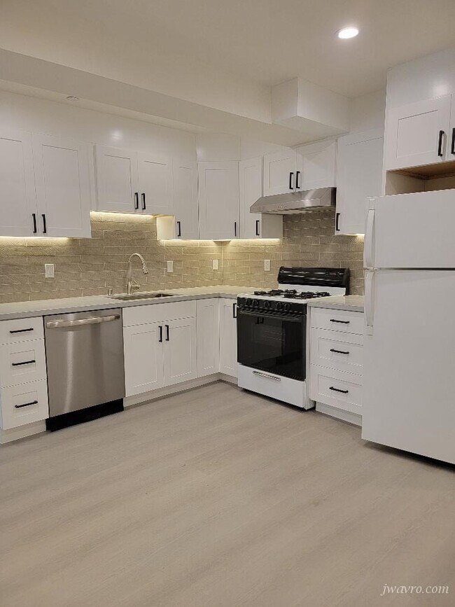 Foto del edificio - 164 Tiffany Ave