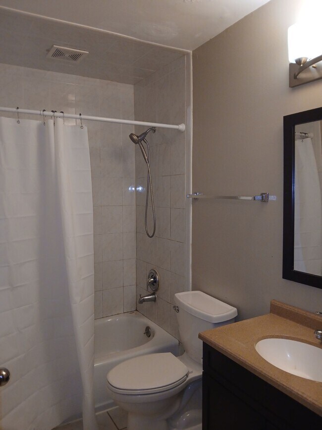 Foto del edificio - 247 N Neltnor Blvd