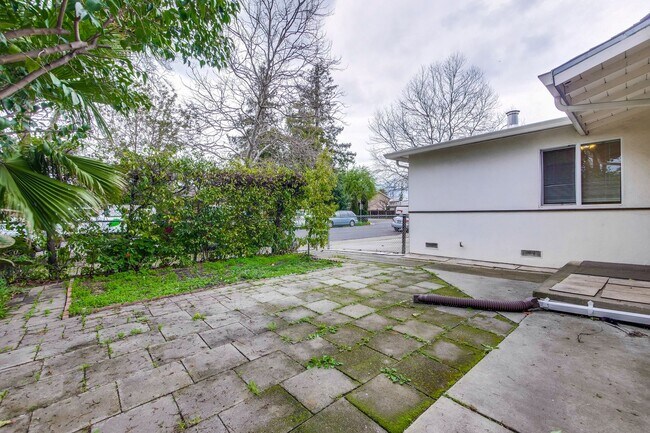 Building Photo - ***FIRST MONTH FREE*** Hardwood Floors- Ga...