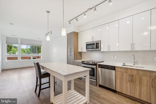 Building Photo - 145 Riverhaven Dr