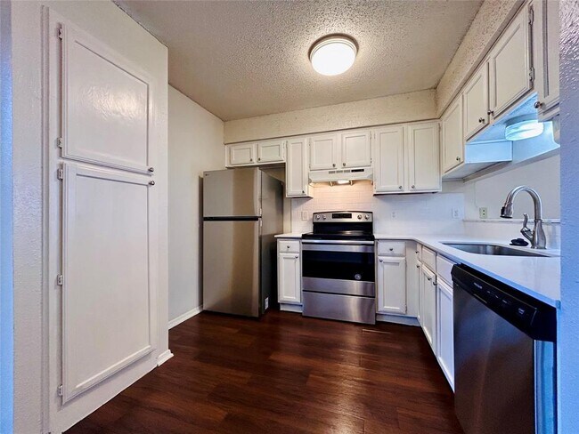 Foto del edificio - 8802 Pineridge Dr