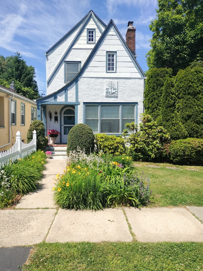 Building Photo - 49 Seneca Ave