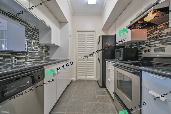 Building Photo - 2025 Augusta Dr