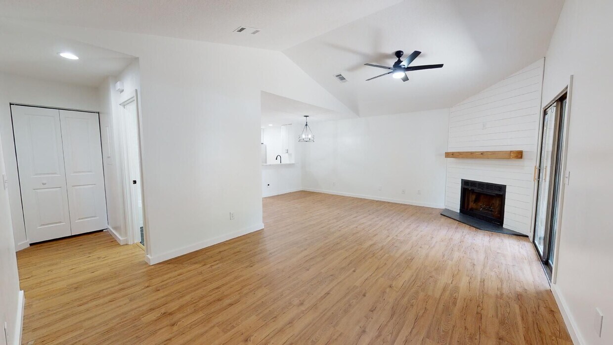 Foto principal - Beautifully remodeled 2 bedroom, 2 bath du...