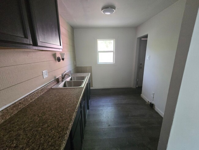 Foto del edificio - 3 bed 1 bath house w/ fenced in yard