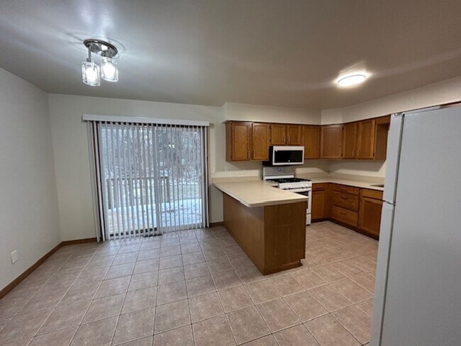 Foto del edificio - 2 bedroom, 1.5 bath Townhouse style apartment