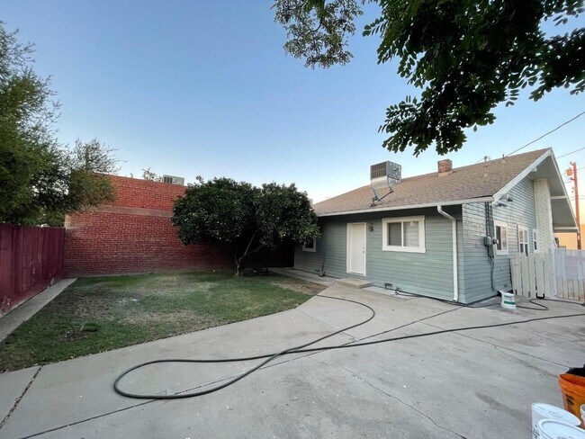 Building Photo - 1141 N Echo Ave