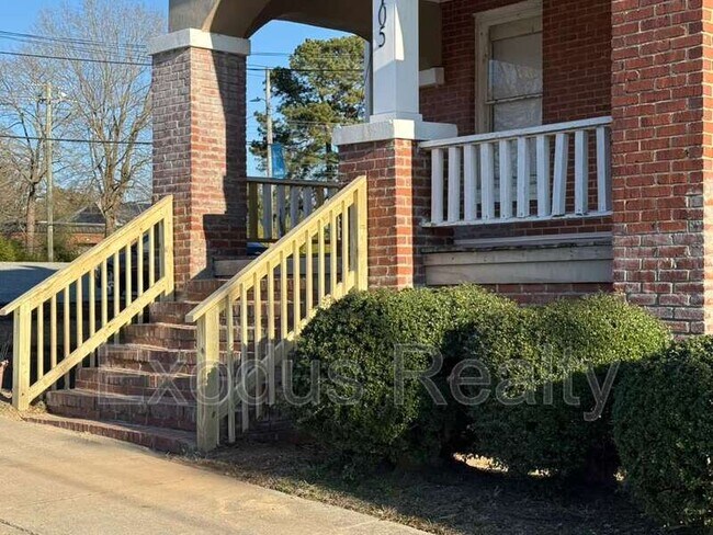 Building Photo - 105 Gordon St