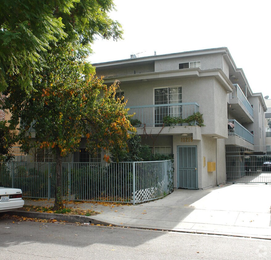 Foto principal - 11218 Huston St