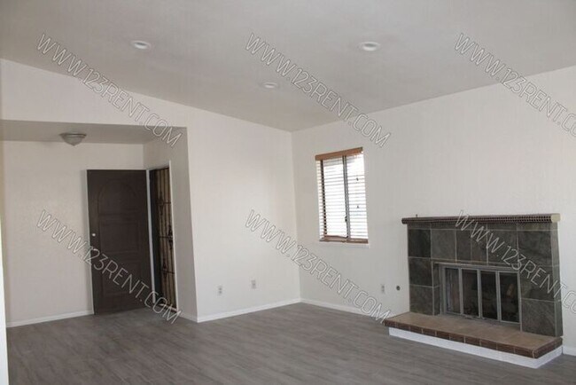Foto del edificio - 4BD/ 2BD HOUSE EAST PALMDALE / RECENTLY RE...